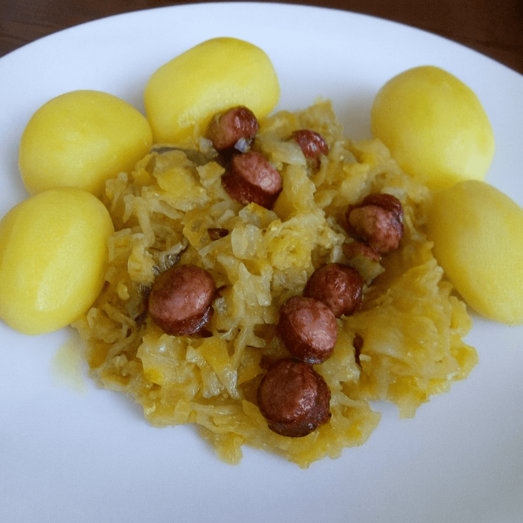 Troškinti kopūstai su rūkytomis dešrelėmis – nostalgiškas receptas